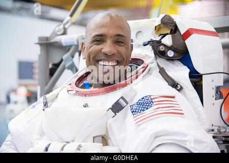 L'astronaute de la NASA Victor Glover avant de descendre dans la piscine dans son Unité Mobilité extravéhiculaire combinaison spatiale au cours de la formation à l'ISS EVA Laboratoire de flottabilité neutre Johnson Space Center le 27 octobre 2014 à Houston, Texas. Banque D'Images