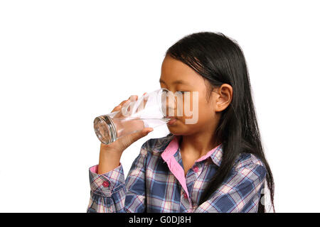 Petite fille de l'eau potable isolated on white Banque D'Images