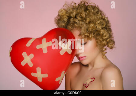 Femme malheureuse avec des taches sur le corps et de ballons Banque D'Images