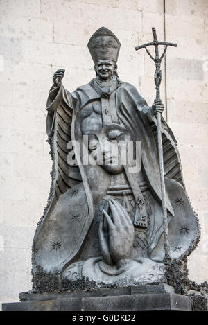 La VILLE DE MEXICO, MEXIQUE --une statue du Pape Jean-Paul II à l'extérieur du côté ouest de la cathédrale métropolitaine de Mexico. Avec 5 visites au Mexique au cours de son mandat, le Pape Jean-Paul II est un Pape bien-aimé en particulier au Mexique. Construite par étapes de 1573 à 1813, la cathédrale métropolitaine de Mexico est la plus grande cathédrale catholique romaine dans les Amériques. Il se trouve au cœur du quartier historique de la ville de Mexico le long d'un côté du Zocalo. Banque D'Images