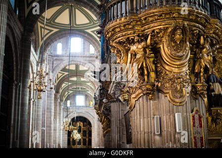 Cathédrale métropolitaine Chaire dorée Mexico // MEXICO CITY, MEXIQUE — une chaire dorée ornée présente un savoir-faire baroque complexe dans la cathédrale métropolitaine de l'Assomption de la très Sainte Vierge Marie au ciel (Catedral Metropolitana de la Asunción de la Santísima Virgen María a los Cielos). Construite par étapes de 1573 à 1813, la cathédrale métropolitaine est la plus grande cathédrale des Amériques et sert de siège à l'archidiocèse primat de Mexico. L'intérieur de la cathédrale présente de vastes boiseries dorées et de l'art religieux représentant quatre siècles de colonialisme Banque D'Images