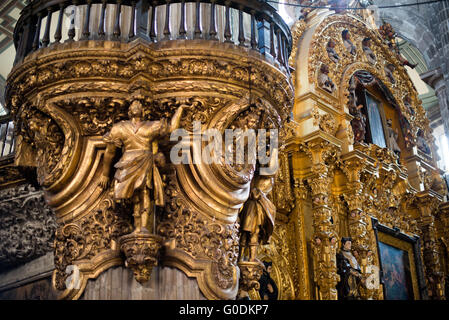 Cathédrale métropolitaine Chaire dorée Mexico // MEXICO CITY, MEXIQUE — une chaire dorée ornée présente un savoir-faire baroque complexe dans la cathédrale métropolitaine de l'Assomption de la très Sainte Vierge Marie au ciel (Catedral Metropolitana de la Asunción de la Santísima Virgen María a los Cielos). Construite par étapes de 1573 à 1813, la cathédrale métropolitaine est la plus grande cathédrale des Amériques et sert de siège à l'archidiocèse primat de Mexico. L'intérieur de la cathédrale présente de vastes boiseries dorées et de l'art religieux représentant quatre siècles de colonialisme Banque D'Images