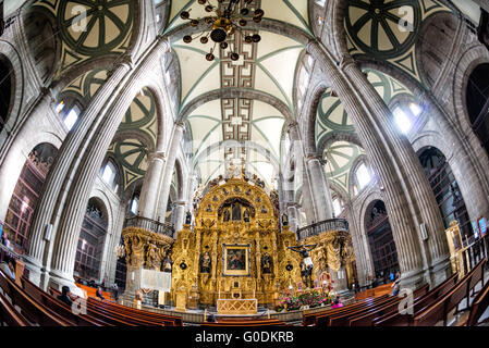 Cathédrale métropolitaine d'Altar Del Perdón Mexico // MEXICO, Mexique — L'autel del Perdón (autel du pardon) présente une architecture baroque churrigueresque au sein de la cathédrale métropolitaine de Mexico. Conçu par l'architecte espagnol Jerónimo de Balbás et achevé en 1735, le retablo doré de 39 pieds (12 mètres) de haut comporte des colonnes estípite et représente la première utilisation architecturale de ce pilastre en forme de pyramide inversée dans les Amériques. Historiquement, l'autel a servi de site pour l'absolution finale des criminels condamnés et des masses pénitentielles, positionné derrière le ma de la cathédrale Banque D'Images