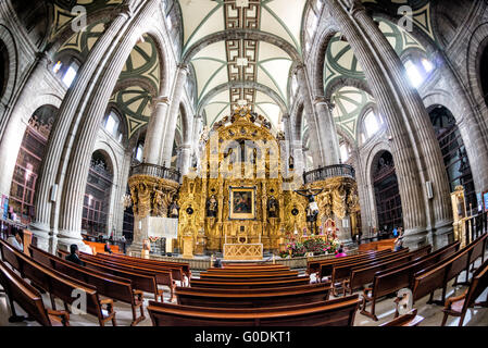 Altar del Perdón Cathédrale métropolitaine Mexico // MEXICO CITY, MEXICO — L'autel del Perdón (autel du pardon) présente une architecture baroque churrigueresque au sein de la Cathédrale métropolitaine de Mexico. Conçu par l'architecte espagnol Jerónimo de Balbás et achevé en 1735, le retablo doré de 39 pieds (12 mètres) de haut comporte des colonnes estípite et représente la première utilisation architecturale de ce pilastre en forme de pyramide inversée dans les Amériques. Historiquement, l'autel a servi de site pour l'absolution finale des criminels condamnés et des masses pénitentielles, positionné derrière le ma de la cathédrale Banque D'Images