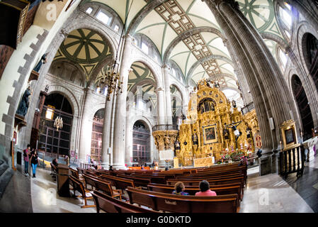 Altar del Perdón Cathédrale métropolitaine Mexico // MEXICO CITY, MEXICO — L'autel del Perdón (autel du pardon) présente une architecture baroque churrigueresque au sein de la Cathédrale métropolitaine de Mexico. Conçu par l'architecte espagnol Jerónimo de Balbás et achevé en 1735, le retablo doré de 39 pieds (12 mètres) de haut comporte des colonnes estípite et représente la première utilisation architecturale de ce pilastre en forme de pyramide inversée dans les Amériques. Historiquement, l'autel a servi de site pour l'absolution finale des criminels condamnés et des masses pénitentielles, positionné derrière le ma de la cathédrale Banque D'Images