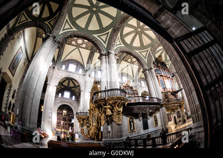 Cathédrale métropolitaine Chaire dorée Mexico // MEXICO CITY, MEXIQUE — une chaire dorée ornée présente un savoir-faire baroque complexe dans la cathédrale métropolitaine de l'Assomption de la très Sainte Vierge Marie au ciel (Catedral Metropolitana de la Asunción de la Santísima Virgen María a los Cielos). Construite par étapes de 1573 à 1813, la cathédrale métropolitaine est la plus grande cathédrale des Amériques et sert de siège à l'archidiocèse primat de Mexico. L'intérieur de la cathédrale présente de vastes boiseries dorées et de l'art religieux représentant quatre siècles de colonialisme Banque D'Images