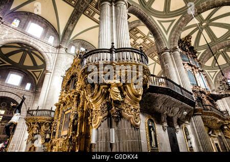 Cathédrale métropolitaine Chaire dorée Mexico // MEXICO CITY, MEXIQUE — une chaire dorée ornée présente un savoir-faire baroque complexe dans la cathédrale métropolitaine de l'Assomption de la très Sainte Vierge Marie au ciel (Catedral Metropolitana de la Asunción de la Santísima Virgen María a los Cielos). Construite par étapes de 1573 à 1813, la cathédrale métropolitaine est la plus grande cathédrale des Amériques et sert de siège à l'archidiocèse primat de Mexico. L'intérieur de la cathédrale présente de vastes boiseries dorées et de l'art religieux représentant quatre siècles de colonialisme Banque D'Images