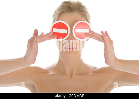 Femme détient deux signes interdisant devant les yeux Banque D'Images