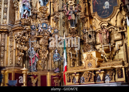 La VILLE DE MEXICO, MEXIQUE --construit par étapes à partir de 1573 à 1813, la cathédrale métropolitaine de Mexico est la plus grande cathédrale catholique romaine dans les Amériques. Il se trouve au cœur du quartier historique de la ville de Mexico le long d'un côté du Zocalo. Banque D'Images