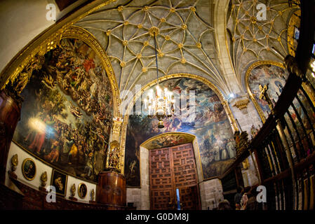 Cathédrale métropolitaine sacristie boiseries baroques Mexico // MEXICO CITY, Mexique — la sacristie de la cathédrale métropolitaine de l'Assomption de la très Sainte Vierge Marie au ciel présente des boiseries baroques élaborées, des détails sculptés ornés et des meubles religieux utilisés pour stocker des vêtements et des vases sacrés. La sacristie sert de zone de préparation où les prêtres sont investis pour les cérémonies religieuses et abrite la collection de la cathédrale d'objets liturgiques, d'artefacts religieux et de vêtements cérémoniels accumulés au cours de quatre siècles d'utilisation. Cet espace fonctionnel reflète les sophis Banque D'Images