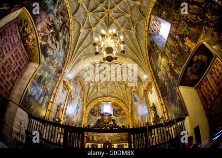 Cathédrale métropolitaine sacristie boiseries baroques Mexico // MEXICO CITY, Mexique — la sacristie de la cathédrale métropolitaine de l'Assomption de la très Sainte Vierge Marie au ciel présente des boiseries baroques élaborées, des détails sculptés ornés et des meubles religieux utilisés pour stocker des vêtements et des vases sacrés. La sacristie sert de zone de préparation où les prêtres sont investis pour les cérémonies religieuses et abrite la collection de la cathédrale d'objets liturgiques, d'artefacts religieux et de vêtements cérémoniels accumulés au cours de quatre siècles d'utilisation. Cet espace fonctionnel reflète les sophis Banque D'Images