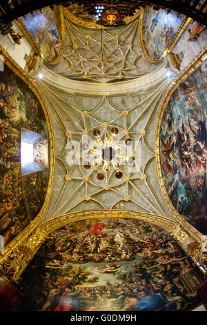 Cathédrale métropolitaine sacristie boiseries baroques Mexico // MEXICO CITY, Mexique — la sacristie de la cathédrale métropolitaine de l'Assomption de la très Sainte Vierge Marie au ciel présente des boiseries baroques élaborées, des détails sculptés ornés et des meubles religieux utilisés pour stocker des vêtements et des vases sacrés. La sacristie sert de zone de préparation où les prêtres sont investis pour les cérémonies religieuses et abrite la collection de la cathédrale d'objets liturgiques, d'artefacts religieux et de vêtements cérémoniels accumulés au cours de quatre siècles d'utilisation. Cet espace fonctionnel reflète les sophis Banque D'Images