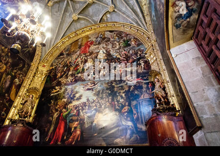 Cathédrale métropolitaine sacristie boiseries baroques Mexico // MEXICO CITY, Mexique — la sacristie de la cathédrale métropolitaine de l'Assomption de la très Sainte Vierge Marie au ciel présente des boiseries baroques élaborées, des détails sculptés ornés et des meubles religieux utilisés pour stocker des vêtements et des vases sacrés. La sacristie sert de zone de préparation où les prêtres sont investis pour les cérémonies religieuses et abrite la collection de la cathédrale d'objets liturgiques, d'artefacts religieux et de vêtements cérémoniels accumulés au cours de quatre siècles d'utilisation. Cet espace fonctionnel reflète les sophis Banque D'Images