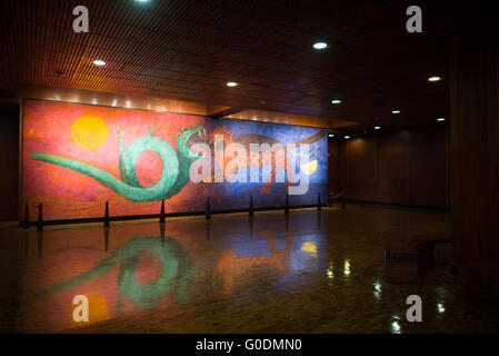 Musée national d'anthropologie murale de Dualidad Mexico // MEXICO CITY, Mexique — la murale de Dualidad de Rufino Tamayo domine le hall d'entrée du musée national d'anthropologie. Créée en 1964, cette œuvre monumentale représente la lutte éternelle entre un jaguar et un serpent, représentant les dieux aztèques Tezcatlipoca et Quetzalcoatl. La murale illustre le concept aztèque fondamental de la dualité cosmique à travers des images symboliques et des couleurs vives. Tamayo, l'un des artistes mexicains les plus célèbres du XXe siècle, a été chargé de créer cette œuvre dans le cadre du projet artistique inaugural du musée Banque D'Images