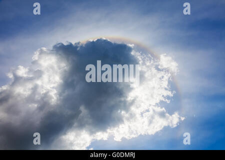 Arc-en-ciel Halo fantastique dans le ciel fond beautyful. Banque D'Images