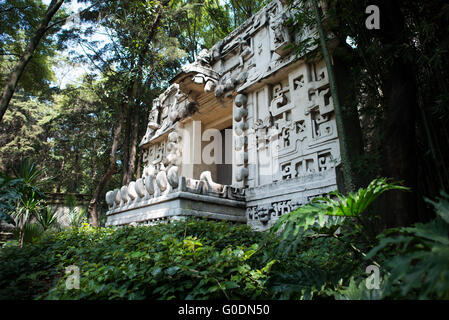 MEXICO, Mexique — Une réplique architecturale détaillée représente l'une des structures importantes du site archéologique maya d'Ek Balam, situé dans le Yucatan. Cette reconstruction du musée démontre les réalisations architecturales sophistiquées de la civilisation maya précolombienne. Le modèle sert d'outil pédagogique pour comprendre les techniques de construction maya et la conception architecturale. Banque D'Images