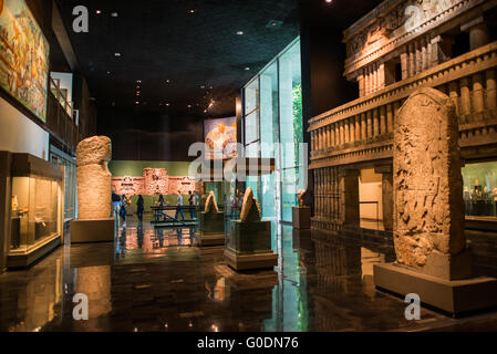 MEXICO, Mexique — la Sala Maya (Galerie maya) du Musée national d'anthropologie (Museo Nacional de Antropología) abrite l'une des plus importantes collections d'objets maya au monde. Située dans le parc Chapultepec, cette galerie présente les réalisations technologiques, artistiques et culturelles de la civilisation maya. L'exposition comprend des trésors archéologiques couvrant les périodes pré-classique à post-classique de l'histoire maya. Banque D'Images