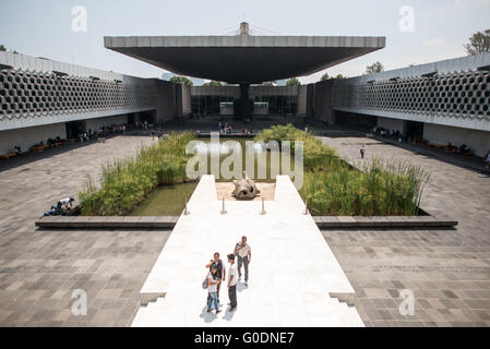 Parapluie de la cour du Musée national d'anthropologie Mexico // MEXICO CITY, Mexique — la structure du parapluie en béton domine la cour centrale du Musée national d'anthropologie, conçu par l'architecte Pedro Ramírez Vázquez et achevé en 1964. La caractéristique architecturale spectaculaire, soutenue par un pilier central unique, fonctionne à la fois comme un point focal sculptural et un abri pratique pour la cour du musée. Le design innovant illustre l'architecture moderniste mexicaine du milieu du siècle et crée une pièce maîtresse frappante pour le premier musée archéologique du Mexique. Le Museu National Banque D'Images