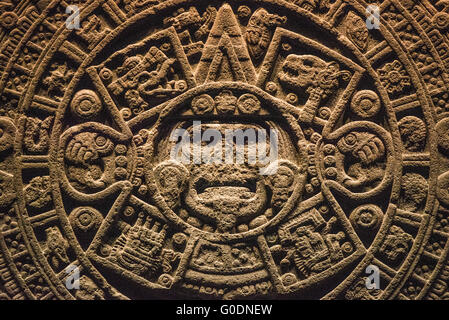 Pierre du calendrier aztèque Piedra del sol Mexico // MEXICO CITY, Mexique — Une vue détaillée de la pierre du Soleil (également connue sous le nom de pierre du calendrier aztèque ou Piedra del sol), l'un des monuments archéologiques les plus importants du Mexique. Cette sculpture de basalte massive, mesurant 3,6 mètres (12 pieds) de diamètre et pesant 24,5 tonnes, a été créée pendant l'apogée de l'Empire aztèque entre 1479-1520 EC et a servi d'autel sacrificiel cérémoniel. Le monument présente une iconographie complexe, dont Tonatiuh, le Dieu du soleil, en son centre, entouré d'anneaux concentriques représentant les signes o de vingt jours Banque D'Images