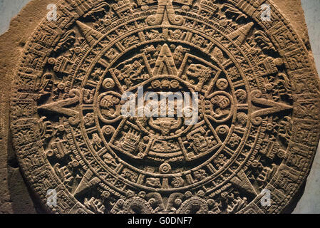Pierre du calendrier aztèque Piedra del sol Mexico // MEXICO CITY, Mexique — Une vue détaillée de la pierre du Soleil (également connue sous le nom de pierre du calendrier aztèque ou Piedra del sol), l'un des monuments archéologiques les plus importants du Mexique. Cette sculpture de basalte massive, mesurant 3,6 mètres (12 pieds) de diamètre et pesant 24,5 tonnes, a été créée pendant l'apogée de l'Empire aztèque entre 1479-1520 EC et a servi d'autel sacrificiel cérémoniel. Le monument présente une iconographie complexe, dont Tonatiuh, le Dieu du soleil, en son centre, entouré d'anneaux concentriques représentant les signes o de vingt jours Banque D'Images