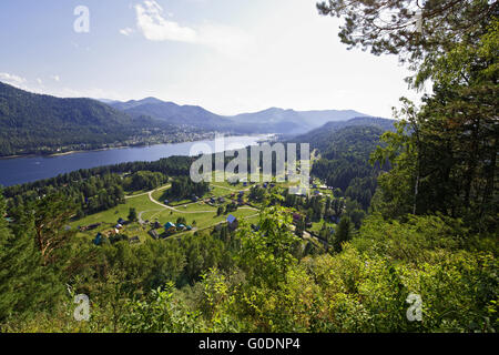 Vue depuis le mont sur le lac Teletskoye Tila-Tuu Banque D'Images