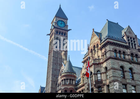 L'ancien hôtel de ville de Toronto au cours d'une journée de ciel bleu avec quelques nuages Banque D'Images