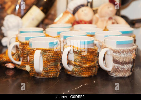 Tasses de Thé d'hiver dans la tasse sur la table confortable. close-up Banque D'Images