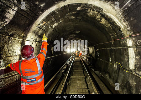 Le personnel d'entretien travaillant sur Glasgow Underground Banque D'Images