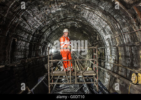 Le personnel d'entretien travaillant sur Glasgow Underground Banque D'Images