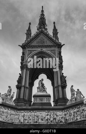 Royal Albert Memorial gold statue monument commandé par la reine Victoria en Hyde Park, Kensington London, UK Banque D'Images