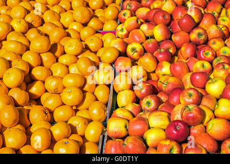 Les clémentines et les pommes à la vente à un marché Banque D'Images