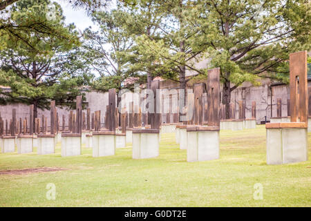 La bombe d'Oklahoma City Monument avec des sculptures de la chaise vide qui entérinent ceux perdus à l'attentat terroriste Banque D'Images