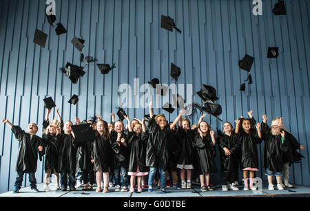 Les enfants garderie maternelle diplômé Banque D'Images