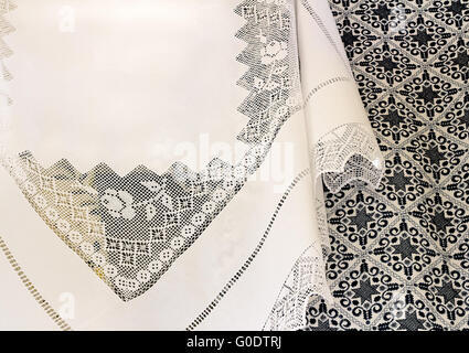 Une nappe blanche avec un motif de dentelle et un embr Banque D'Images