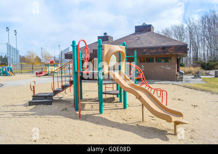 Aire de jeux colorée sur chantier dans le parc. Banque D'Images