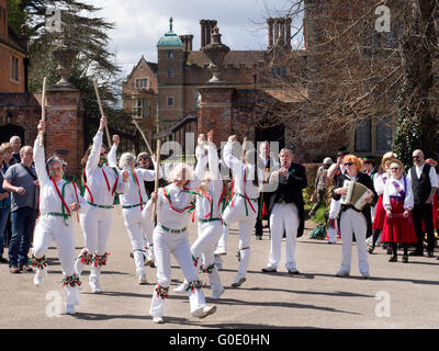 Les femmes Morris Dancers in the Square à Chilham Kent UK Banque D'Images