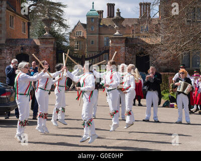 Les femmes Morris Dancers in the Square à Chilham Kent UK Banque D'Images