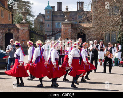 English Folk Dancers in the Square à Chilham Kent UK Banque D'Images