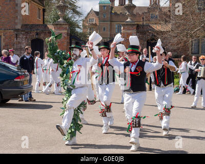 Hommes Morris Dancers in the Square à Chilham Kent UK Banque D'Images