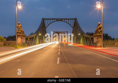 Des traînées de lumière sur le pont Banque D'Images