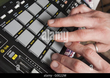 Dj jouer sur drum machine Banque D'Images