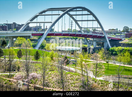 Vue depuis la rive est de la Greenway Korean War Veterans Memorial Bridge reliant l'est au centre-ville de Nashville Music City USA Banque D'Images