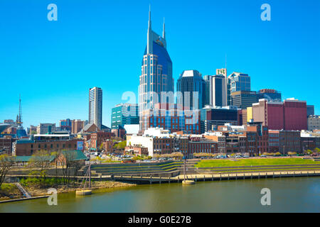 À la recherche de l'autre côté de la rivière Cumberland et le centre-ville de Nashville, Tennessee, vue sur l'horizon avec AT&T building iconiques dominant Music City USA Banque D'Images