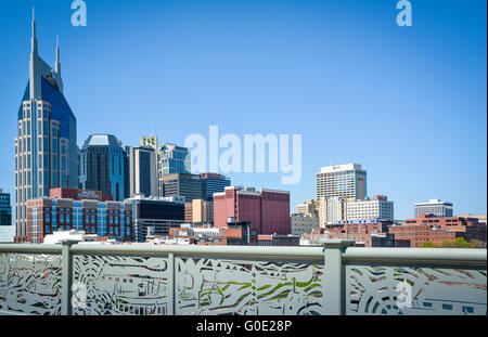 Nashville TN, vue sur l'horizon dominé par l'emblématique bâtiment 'Batman' de la zone piétonne de la rue Bridge balustrades richement ornée de Shelby Banque D'Images