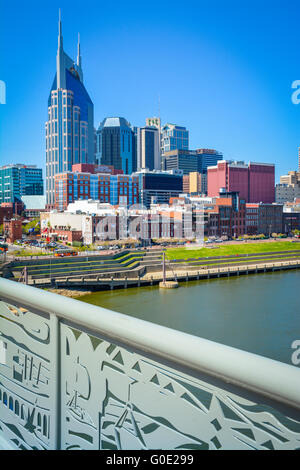 Nashville TN, vue sur l'horizon dominé par l'emblématique bâtiment 'Batman' de la zone piétonne de la rue Bridge balustrades richement ornée de Shelby Banque D'Images