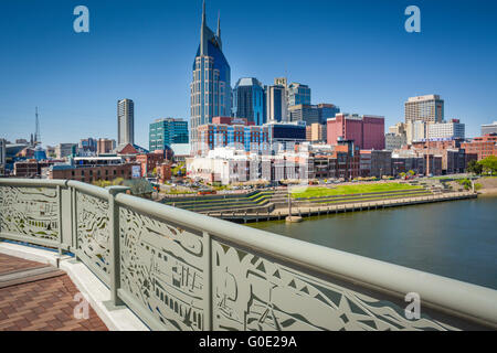 Nashville TN, vue sur l'horizon dominé par l'emblématique bâtiment 'Batman' de la zone piétonne de la rue du Pont Shelby Balustrade ouvragée et Cumberland River Banque D'Images