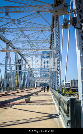 La célèbre rue piétonne de Shelby pont relie l'Est de la hanche au centre-ville de Nashville, traversée de la rivière Cumberland TN Banque D'Images