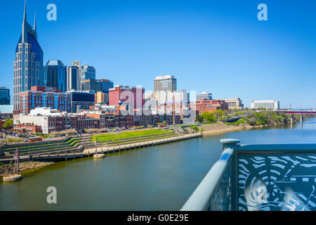 Nashville TN, vue sur l'horizon dominé par l'emblématique bâtiment 'Batman' de la zone piétonne de la rue Bridge balustrades richement ornée de Shelby Banque D'Images