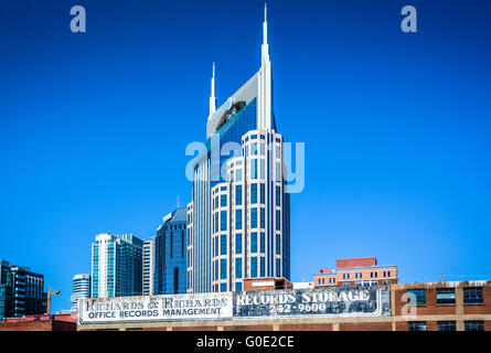 Vieux bâtiments en briques historique au centre-ville de Nashville, TN sont submergés par l'horizon moderne et emblématique 'Batman' building Banque D'Images