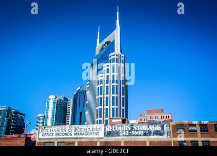 Vieux bâtiments en briques historique au centre-ville de Nashville, TN sont submergés par l'horizon moderne et emblématique 'Batman' building Banque D'Images